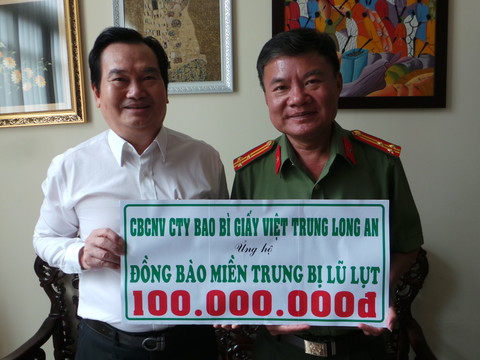 Công ty TNHH bao bì giấy Việt Trung-Long An: Ủng hộ 100 triệu đồng cho đồng bào miền Trung