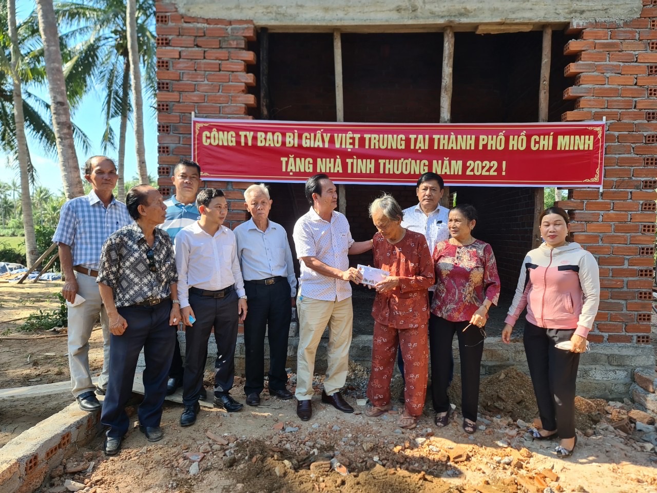 Công ty TNHH Bao Bì giấy Việt Trung: Trao tặng 3 căn nhà tình thương cho các gia đình khó khăn tại Tỉnh Bình Định.