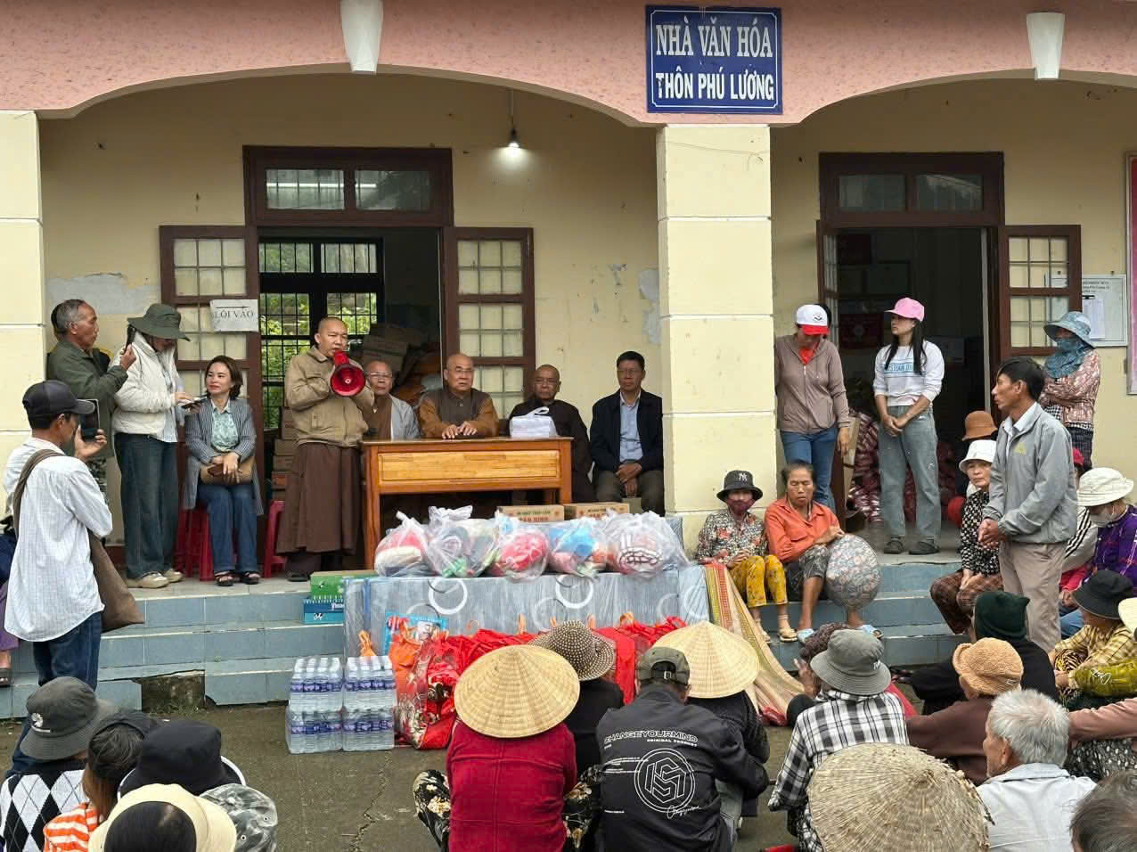 QUYÊN GÓP VẬT PHẨM, NHU YẾU PHẨM ỦNG HỘ ĐỒNG BÀO MIỀN TRUNG BỊ ẢNH HƯỞNG SAU BÃO LŨ